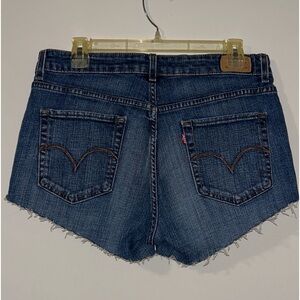 Levis Mid- Rise Frayed Denim Shorts; Size: 28 waist/ 6 / Medium